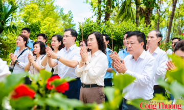Đoàn công tác Bộ Công Thương dâng hương tưởng niệm tại Khu di tích Kim Liên