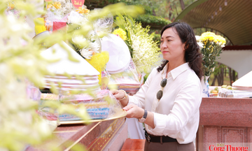 Đoàn công tác Bộ Công Thương tri ân các anh hùng liệt sĩ tại Ngã ba Đồng Lộc