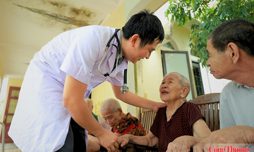 Những 'bảo mẫu' đặc biệt xoa dịu vết thương chiến tranh