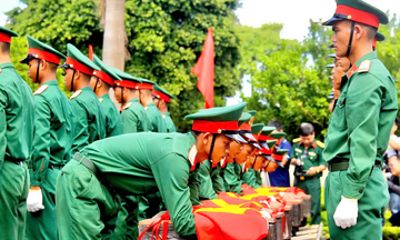 Đi tìm anh suốt chiều dài đất nước