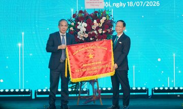 ABBank nhận Cờ thi đua, ghi nhận nỗ lực đổi mới và phát triển bền vững