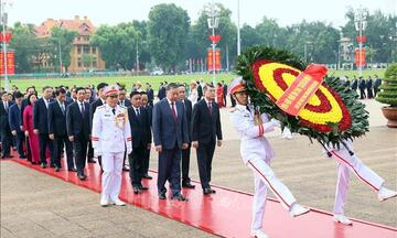 Ban Chấp hành Trung ương Đảng vào Lăng viếng Chủ tịch Hồ Chí Minh