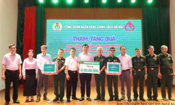Chi nhánh Ngân hàng CSXH tỉnh Nghệ An thăm, tặng quà thương, bệnh binh