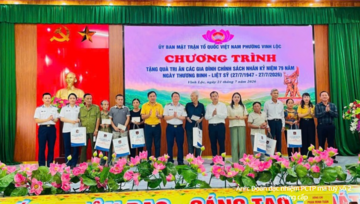 Tuyên truyền Luật Cảnh sát biển và tặng quà các gia đình chính sách