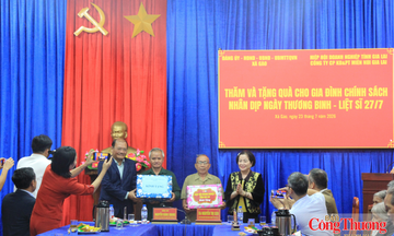 Gia Lai: Trao 100 suất quà tri ân gia đình chính sách nhân dịp 27/7