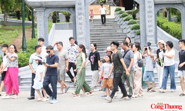 Dòng người nghẹn ngào tri ân tại 'tọa độ lửa' Ngã ba Đồng Lộc