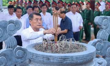 Thủ tướng Lê Minh Hưng tưởng niệm Chủ tịch Hồ Chí Minh, Đại tướng Võ Nguyên Giáp và các Anh hùng liệt sĩ tại Điện Biên Phủ
