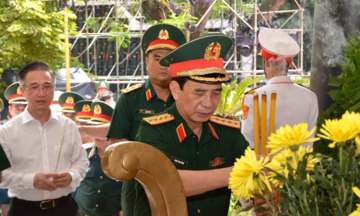 Đại tướng Phan Văn Giang dâng hương tưởng niệm các Anh hùng liệt sĩ tại Công viên Lê Thị Riêng