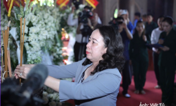 Phó Chủ tịch nước Võ Thị Ánh Xuân dâng hương tưởng niệm các Anh hùng liệt sĩ tại Khu di tích Truông Bồn