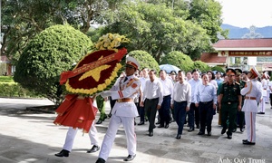 Lãnh đạo tỉnh Lai Châu dâng hương tri ân các anh hùng liệt sĩ, tiếp nối đạo lý 'Uống nước nhớ nguồn'