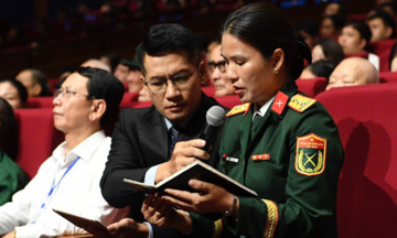'Nợ em ngàn vạn yêu thương'