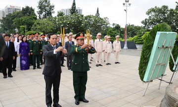 Lãnh đạo TP. Hồ Chí Minh dâng hoa, dâng hương tưởng nhớ các Anh hùng liệt sĩ