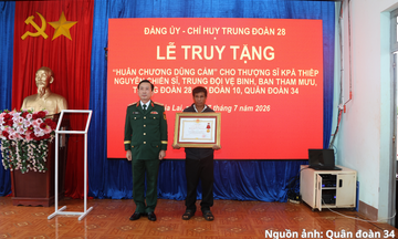 Chiến sĩ quên mình cứu dân được truy tặng Huân chương Dũng cảm