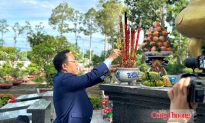 Đoàn công tác Bộ Công Thương dâng hương tưởng niệm các Anh hùng liệt sĩ tại Tây Ninh
