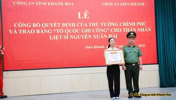 Trao bằng 'Tổ quốc ghi công' cho thân nhân liệt sĩ Nguyễn Xuân Hải