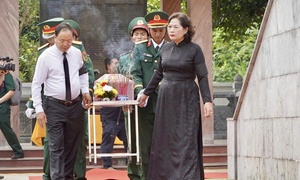 Phó Chủ tịch Quốc hội Nguyễn Thị Hồng dự Lễ truy điệu và an táng 47 hài cốt liệt sĩ tại Lai Châu