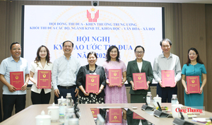 Khối thi đua các Bộ, ngành kinh tế, khoa học - văn hóa - xã hội gắn phong trào thi đua với nhiệm vụ chính trị 
