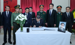 Thủ tướng Lê Minh Hưng dẫn đầu Đoàn đại biểu Đảng, Nhà nước, Mặt trận Tổ quốc Việt Nam viếng nguyên Thủ tướng Trung Quốc Chu Dung Cơ