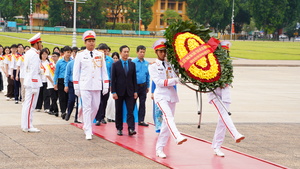 Công đoàn Công Thương báo công, dâng hoa viếng lăng Chủ tịch Hồ Chí Minh