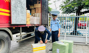 Chống buôn lậu ở Huế: Không để hàng hóa “ẩn mình” qua thương mại điện tử