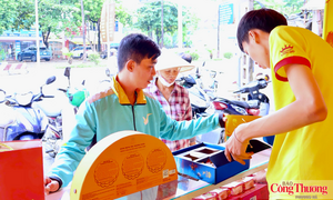 Thị trường bánh Trung thu sôi động, phủ rộng từ siêu thị đến đường phố