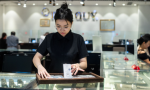 Giá bạc trong nước tăng hơn 2% theo đà thế giới