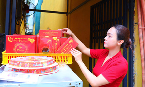 Người hơn bốn thập kỷ giữ trọn vị bánh Trung thu truyền thống