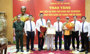 Thường trực Ban Bí thư trao Huy hiệu 80 năm tuổi Đảng cho đảng viên lão thành tại Đà Nẵng