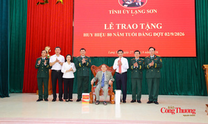 Đại tướng Phan Văn Giang trao Huy hiệu 80 năm tuổi Đảng cho đảng viên lão thành tỉnh Lạng Sơn