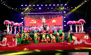 Lai Châu: Vòng xòe đoàn kết rực sáng đêm hội Tết Độc lập năm 2026