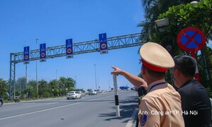 Hà Nội bổ sung biển cảnh báo khoảng cách trên trục đường cầu Nhật Tân