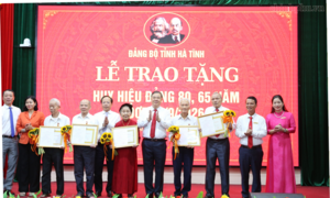 Phó Thủ tướng Thường trực Chính phủ Phạm Gia Túc trao Huy hiệu Đảng tặng các đảng viên lão thành tại Hà Tĩnh