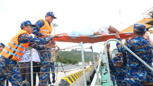 Đưa 32 ngư dân gặp nạn trên biển Trường Sa về đất liền an toàn