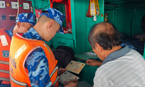 Vùng Cảnh sát biển 2 chung tay gỡ thẻ vàng IUU