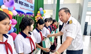 Sắc trắng Hải quân ấm áp ngày khai trường vùng cao