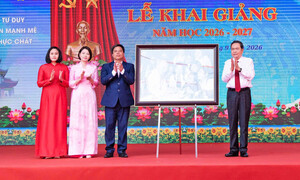Chủ tịch Quốc hội dự Lễ khai giảng cùng thầy và trò Trường THPT Lê Quý Đôn