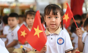 Hà Nội: Học sinh xã đảo Minh Châu hân hoan khai giảng tại trường liên cấp mới