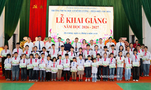Vietcombank trao 7.350 suất học bổng 'Cùng em tiến bước' nhân dịp năm học mới