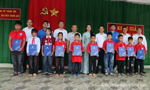 Thủy điện Trung Sơn trao quà hỗ trợ học sinh khó khăn trước thềm năm học mới