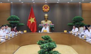 Thủ tướng: Kiểm soát chặt chẽ giá thành từ gốc với thuốc, thiết bị y tế; cương quyết loại bỏ mọi chi phí trung gian