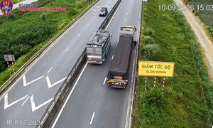 Xử phạt hai trường hợp dừng xe trên cao tốc không đặt biển cảnh báo