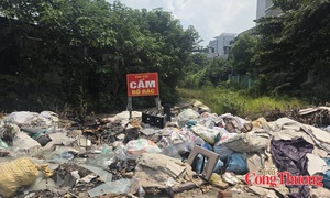 Nhếch nhác bãi rác tự phát ven đường Phạm Văn Đồng