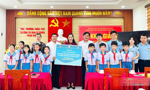 Chi cục Quản lý thị trường Hà Tĩnh tặng học sinh hơn 1.100 đầu sách