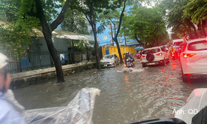 Hà Nội mưa lớn, nhiều trường cho học sinh học trực tuyến