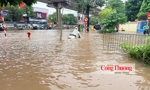 Hà Nội: Mưa lớn kéo dài, người dân vất vả lội nước đi làm