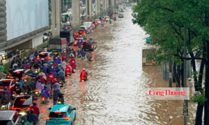 Hà Nội: Trường học thông báo phụ huynh đón con sớm vì lo ngập