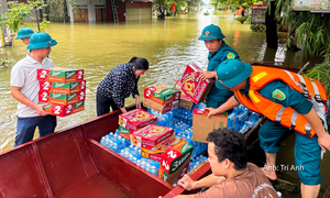Người dân chung tay tiếp tế vùng lũ Thanh Hóa