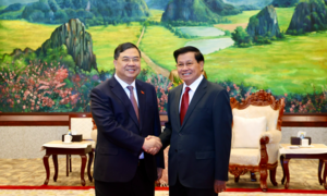 Phó Thủ tướng Thường trực Phạm Gia Túc chào Tổng Bí thư, Chủ tịch nước và Thủ tướng Lào