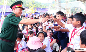 Đà Nẵng: Mang Trung thu, trao yêu thương, đến với trẻ em vùng biên
