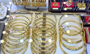 Giá vàng hôm nay (25/9): Rời xa mốc 4.300 USD